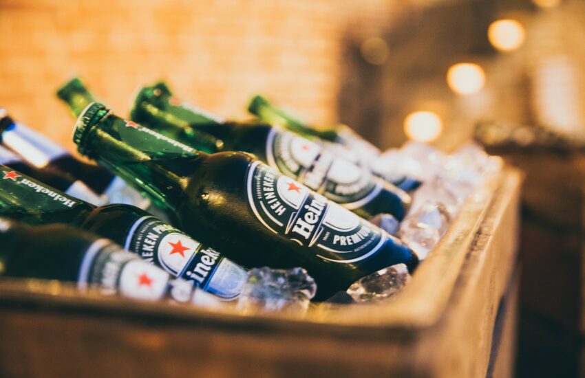 Holandská pivovarnícka spoločnosť Heineken oznámila za prvých šesť mesiacov tohto roka pokles prevádzkového zisku o 22,2 % na 1,6 mld. eur (38,2 mld. Kč).