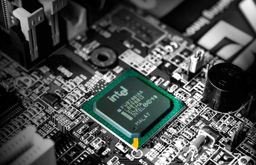 Vláda USA sa zaviazala poskytnúť spoločnosti Intel 20 mld. USD na podporu domácej výroby čipov.