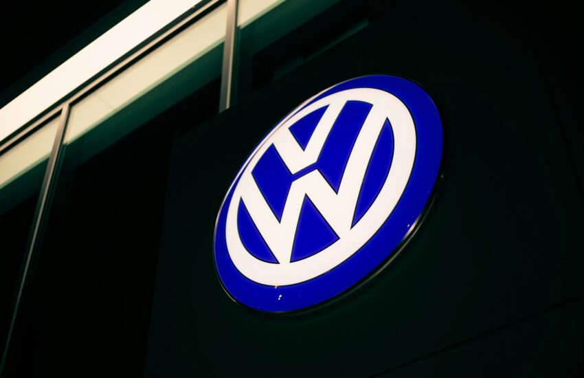 Nemecká automobilka Volkswagen investuje do amerického výrobcu elektromobilov Rivian až päť miliárd dolárov.