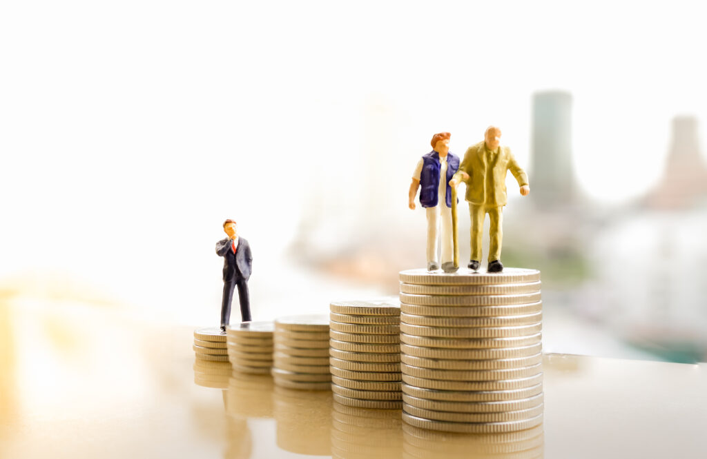 Concept of retirement planning Miniature people Old couple fig - Trade Info pripojestenie, dôchod