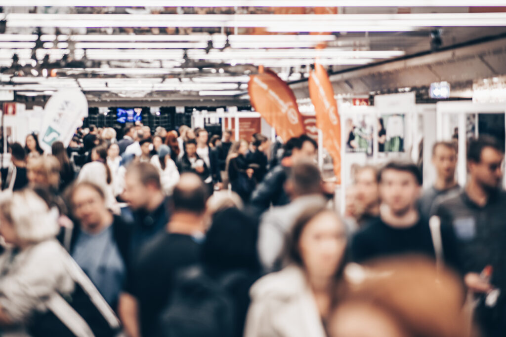 Abstract blurred people at exhibition hall of expo event trade show Business convention show or job fair Business concept background - Trade Info EXPO, pavilón