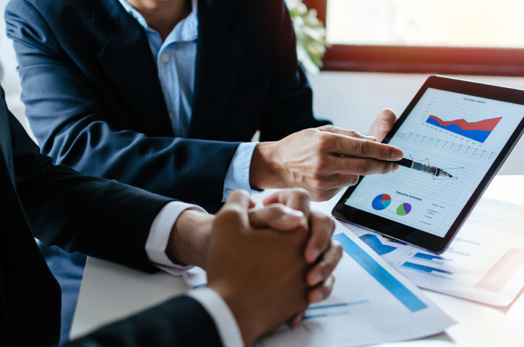 partner business man investor team brainstorming and planning about financial statistics chart information in mobile tablet together in meeting room at office finance investment and digital concept - Trade Info Jiří Hlavenka, investorov, investor, rásť