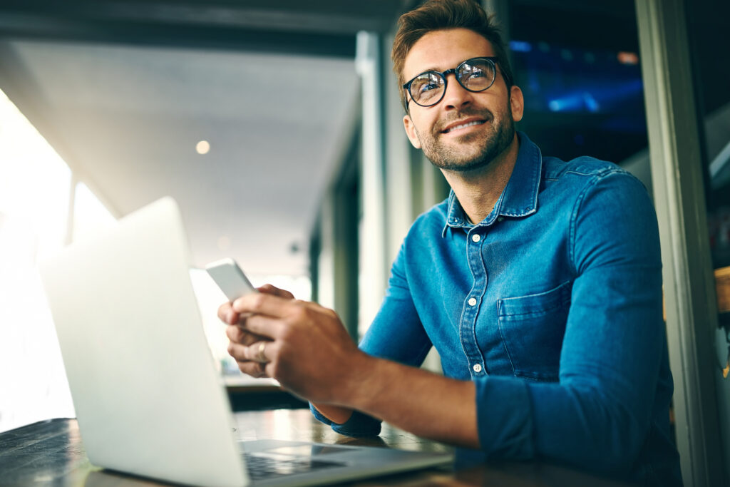 Business man phone and thinking for networking research and project management with kpi app in office Employee idea and mobile in workplace for communication investment growth and revenue report - Trade Info Ako začať investovať, reinvestovať, Dividendová stratégia