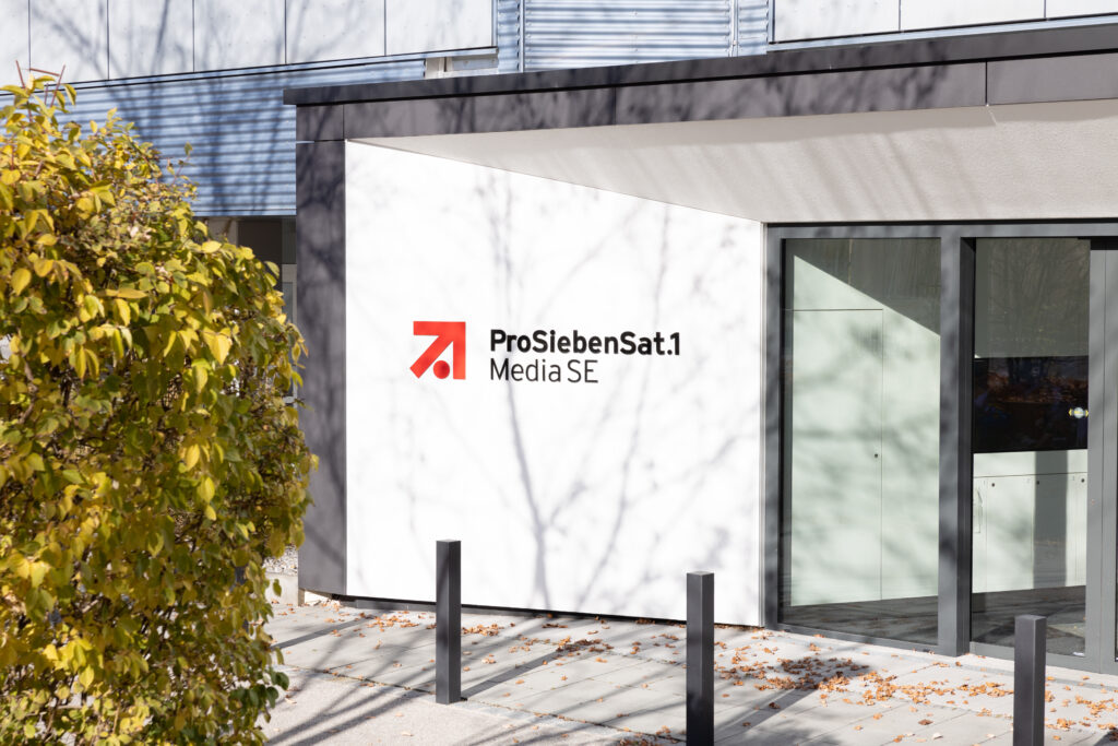 Logo of the German Media company ProSiebenSat1 Media SE on an office building - Trade Info ProSieben, Kellnerovci a Berlusconiovci