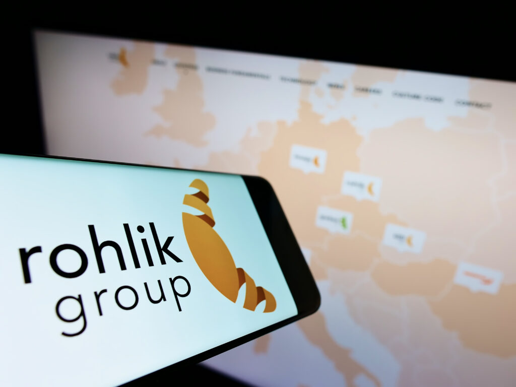 Stuttgart Germany - 03-30-2022 Smartphone with logo of Czech delivery company Rohlik Group as on screen in front of business website Focus on center-right of phone display - Trade Info elektromobility, batérie, nabíjania