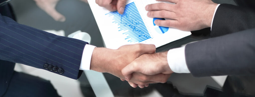 close up investor and businessman shaking hands - Trade Info Pavel Tykač, investor