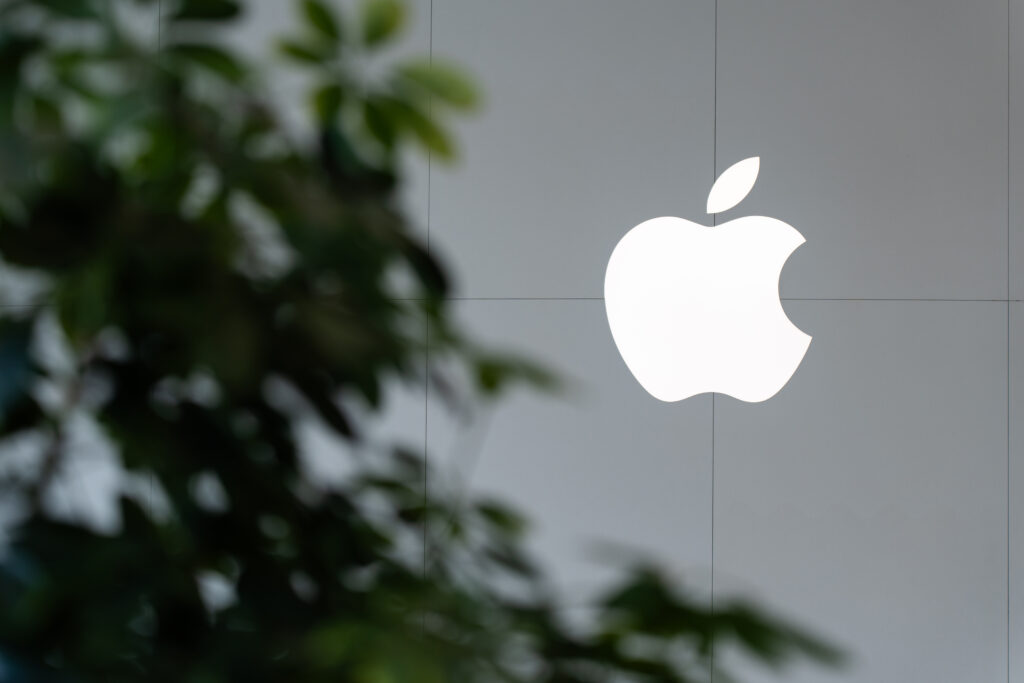 SINGAPORE - OCTOBER 10 2023 Apple logo adorns the wall of Apple Store - Trade Info Appke, kryptomeny
