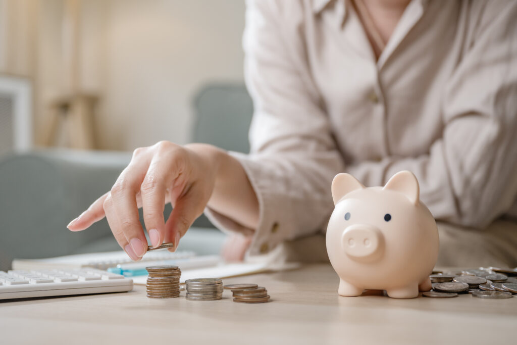 Fiscal financial management Money government budget Economic Tax management A woman is putting coins into a piggy bank Concept of saving money Fiscal monetary government - Trade Info rozpočet