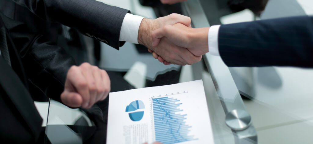 close up investor and businessman shaking hands - Trade Info George Soros, investovaní, libry