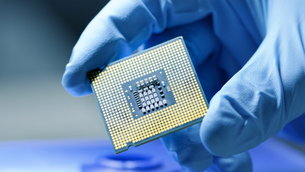 Close-up Presentation of a New Generation Microchip Gloved Hand - Trade Info Huawei, čipov, Nvidia