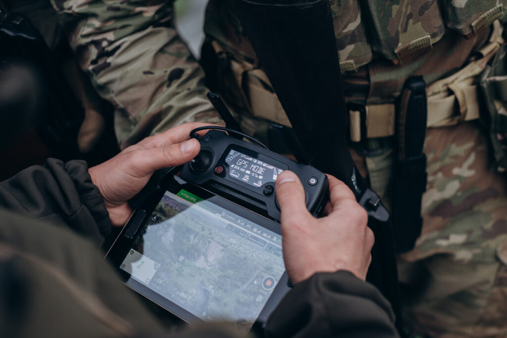 A group of Ukrainian military using tablet to operate the drone - Trade Info Obrana proti dronom, drony