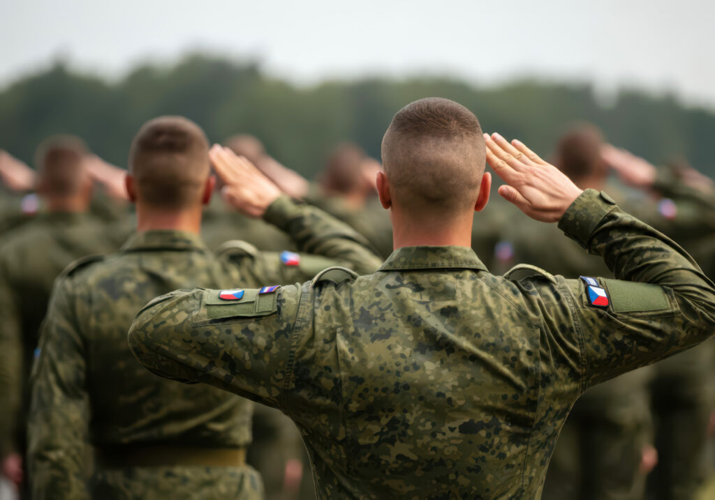 Czech soldiers giving salute during ceremony military glory and honor dignified military uniform - Trade Info Vojenské výdavky