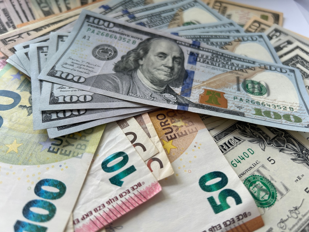 Menový kurz USD/CZK a EUR/CZK