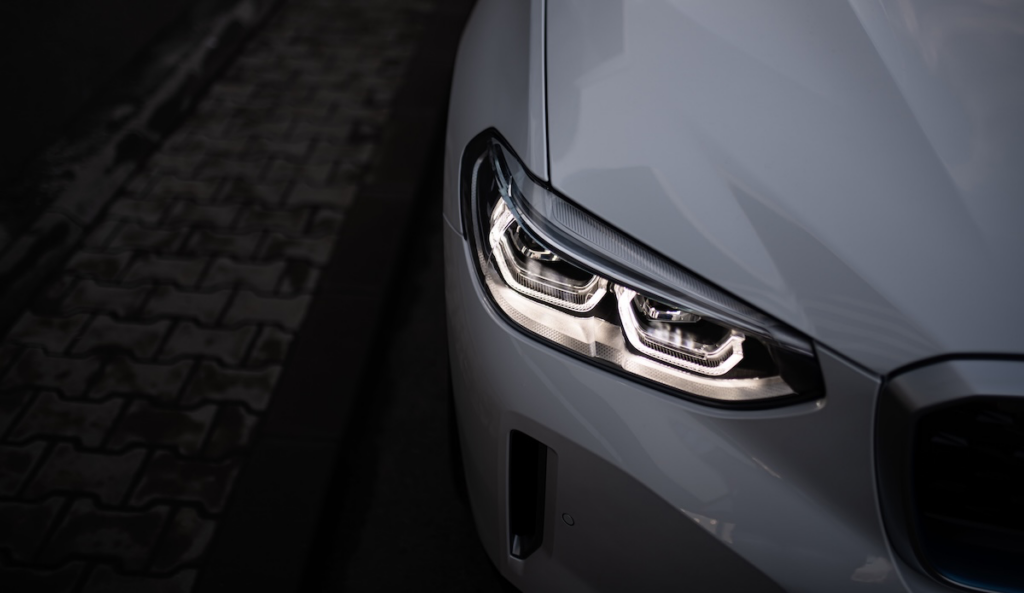 BMW škrtá tisíce miest